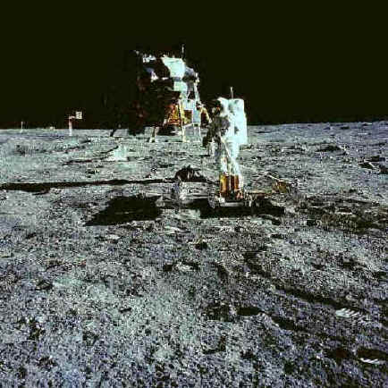 Sistemazione di un sismografo lunare durante la missione Apollo 11 (fonte NASA)