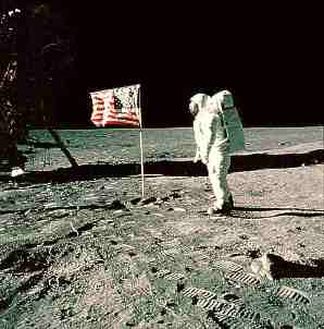 Aldrin davanti alla bandiera americana (fonte: NASA) - clicca per ingrandire