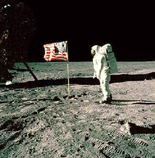 Foto14aldrin.saluta.jpg (83275 byte)