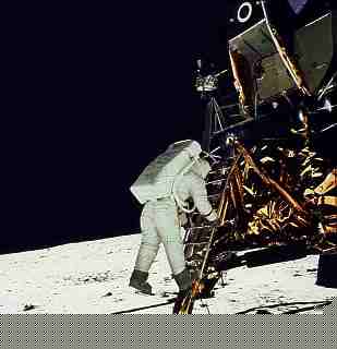 Aldrin scende sulla Luna (fonte: NASA) - clicca per ingrandire