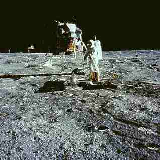Installazione di sismografo lunare (fonte: NASA) - clicca per ingrandire