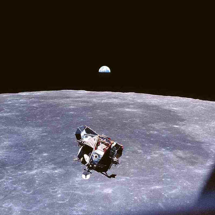 La Navicella Columbia fotografata dal modulo lunare Lem al rientro dalla missione Apollo 11. Sotto il fantastico panorama della Luna e della Terra (fonte NASA)