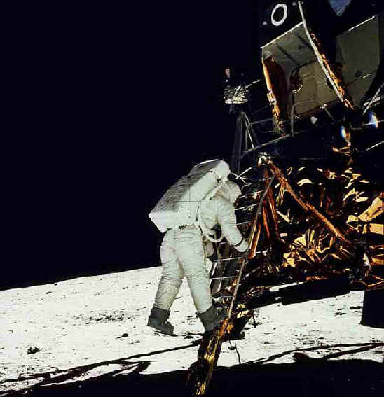 Aldrin scende dal modulo lunare LEM. E' il secondo uomo a toccare il suolo lunare 15 minuti dopo Armstrong (fonte NASA - Missione Apollo 11)
