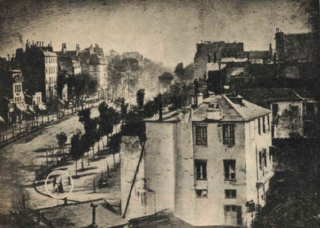 Questa  la prima fotografia in cui appare un essere umano! E' del 1839.