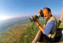 Daniele Pellegrini, fotografo della rivista Airone, impegnato in una ripresa da una mongolfiera